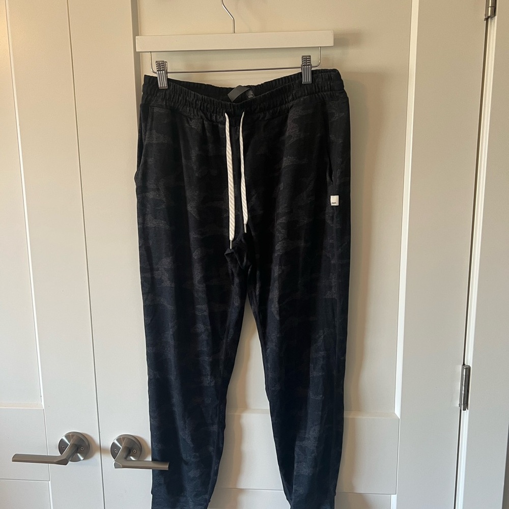 Vuori Performance Jogger - Black Camo